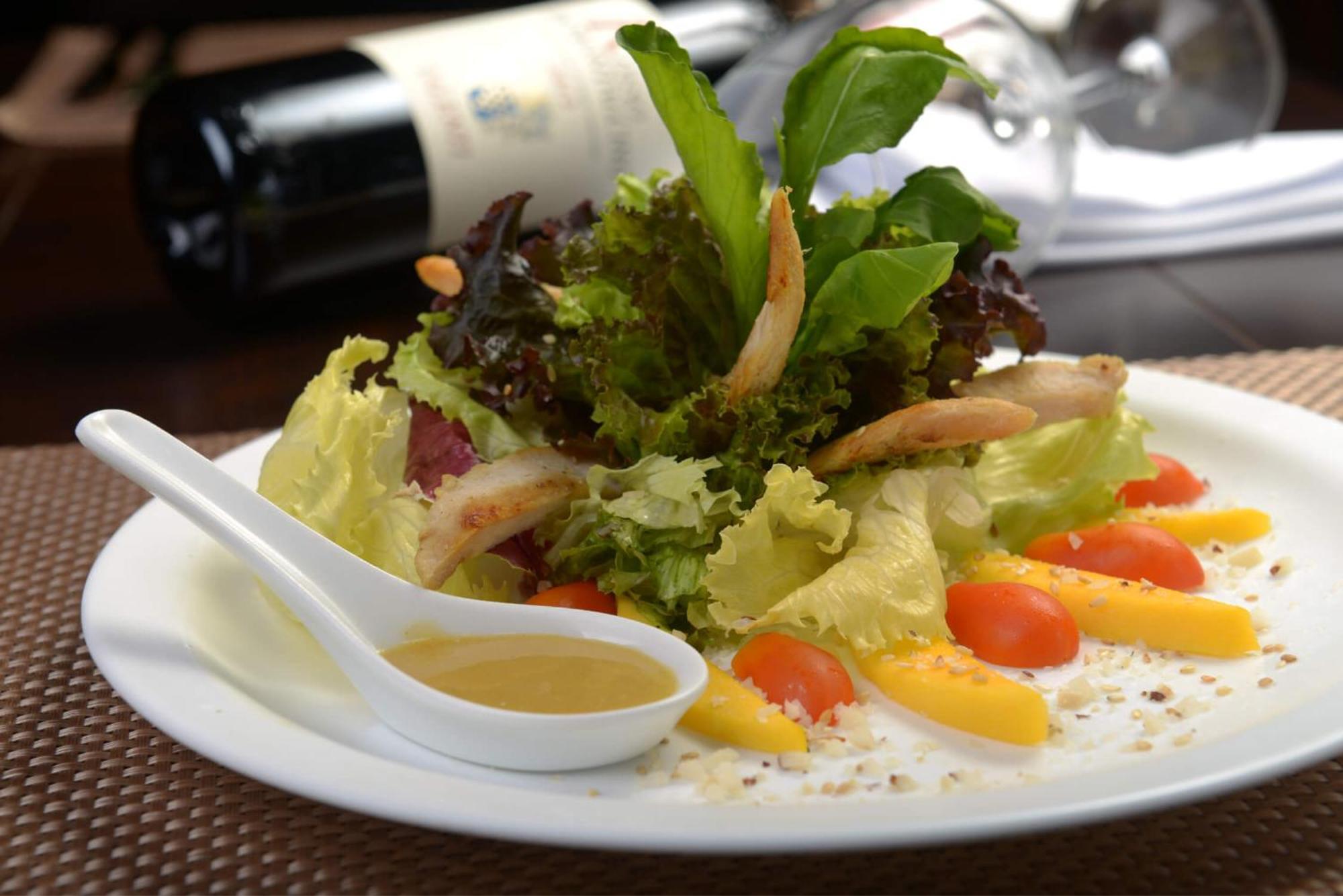 Deville Prime Campo Grande Campo Grande  Dış mekan fotoğraf A salad with a side of dressing